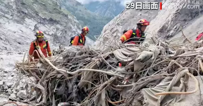 西藏日喀則泥石流搶險救援續進行 以搶通道路為主要目標