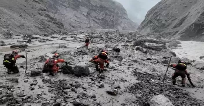 西藏吉隆口岸大樓遭泥石流掩埋僅剩鋼筋骨架 救援隊向泥下呼喚「有沒有人！」