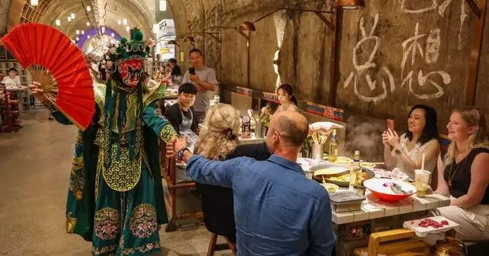 當老外試到重慶的勁辣火鍋 這就不止是Chinamaxxing 的「儀式感」了