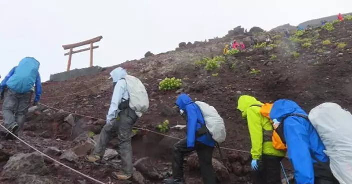 富士山官方警告登山勿撐傘！遇強風恐變「凶器」 籲穿戴兩截式雨衣及擦防曬