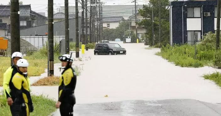 日本中北部暴雨成災 洪水圍困民眾車輛