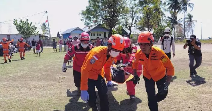 印尼弗洛勒斯島地震數天後 數千居民仍棲身臨時庇護中心