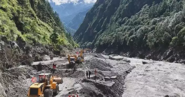 西藏吉隆口岸泥石流重災區 救援人員趕緊清路拯救生命