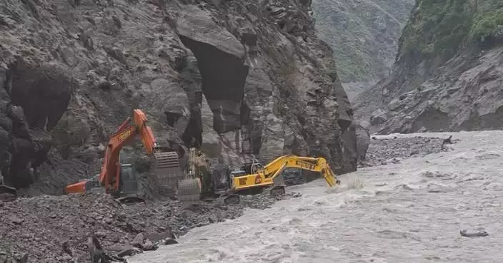 西藏吉隆口岸泥石流救援持續 清理道路助搜救