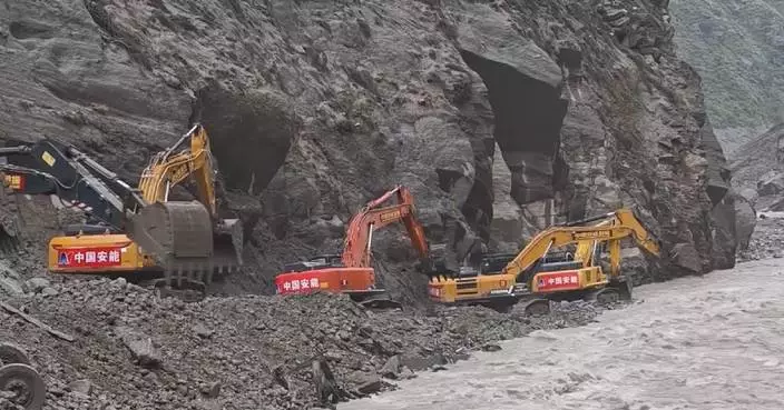 西藏山泥傾瀉｜國道216搶修持續 救援隊伍加固路基