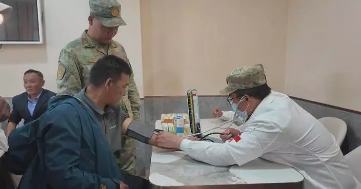 解放軍醫護人員支援中國西藏山泥傾瀉災民