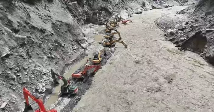西藏吉隆縣山泥傾瀉 重型機械清理國道逾500人失蹤