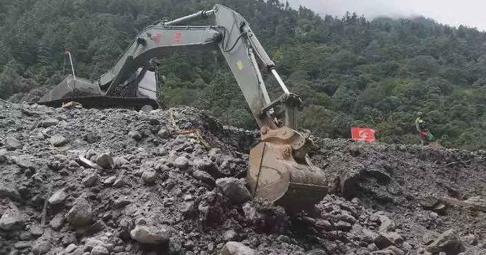 解放軍武警增援西藏泥石流災區 吉隆口岸拓寬道路清理泥石