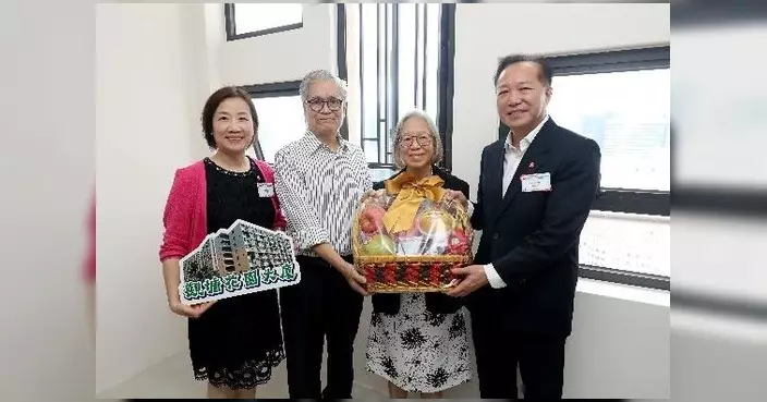 房協牛頭角「鴻鵠臺第一座」入伙 潘源舫探訪住戶並參觀配套設施