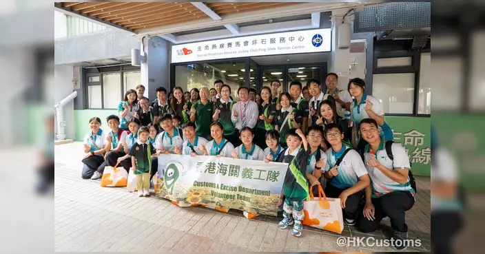 海關副關長帶隊探訪九龍東長者  與義工隊中秋送暖