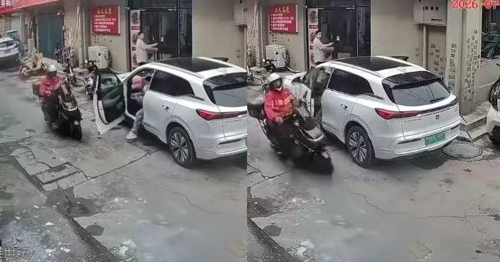 路邊落車未察前方來車 內地女車主遭外賣員電單車直撞車門被「彈回」車內