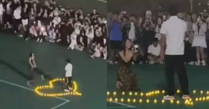 河北女大生操場單膝跪地求婚 男方掩嘴害羞答應羨煞網民：這男的命真好