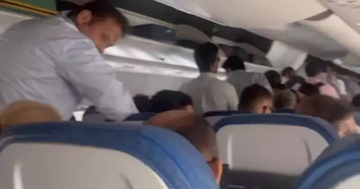 網傳印度快運航班滑行中乘客集體起立站通道 網民憂安全：以為搭巴士？