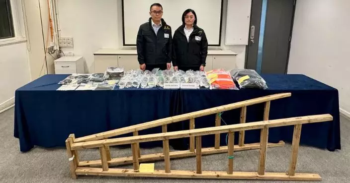 兩外籍男闖港鐵車廠對列車塗鴉 事後準備離港機場被捕