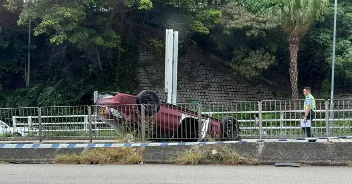 私家車紅磡公主道自炒「反肚」　男司機輕傷自行爬出車外