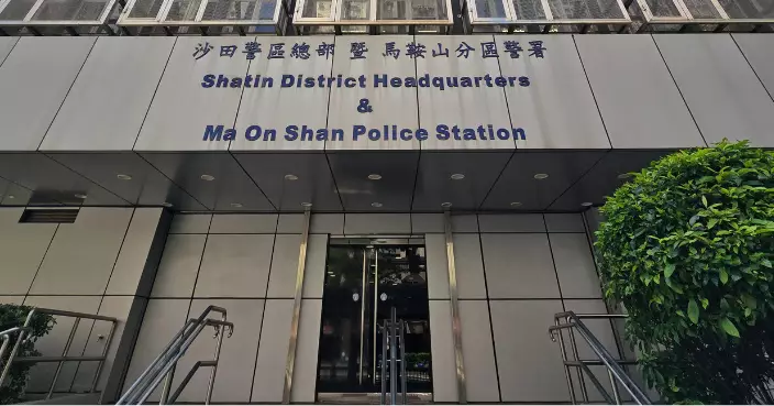 私家車「自炒」撞馬鞍山警署外欄杆無人傷 33歲男司機涉醉駕被捕