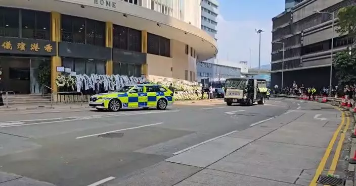 董建華靈柩蓋上國旗　隨靈車移送哥連臣角火葬場