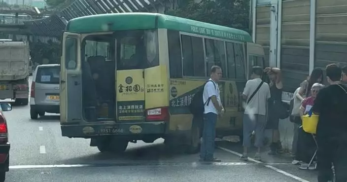 粉嶺公路小巴撞特別用途車18人輕傷 往九龍近彩園邨全線封閉交通擠塞