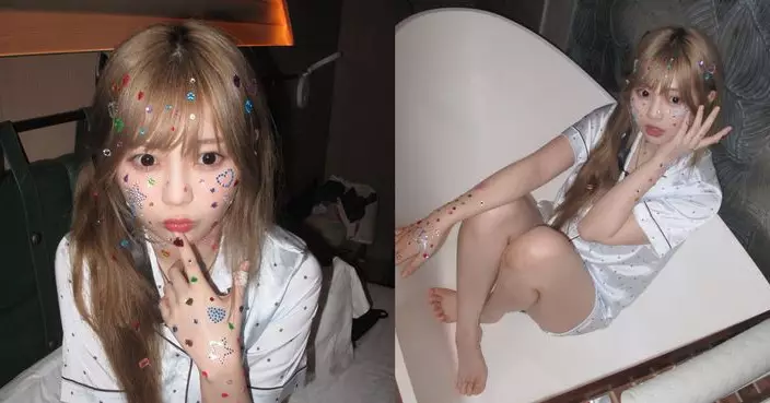 區明妙睡衣Look拍閨房寫真 閃石貼紙滿面童趣十足