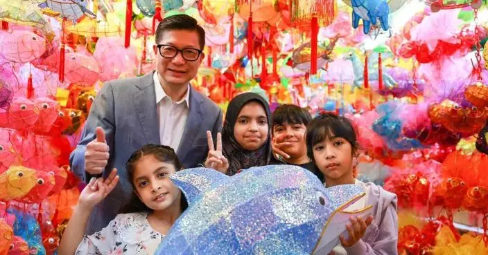 鄧炳強中秋帶非華語學生行燈籠街 冀非華語青少年認識香港文化融入社區
