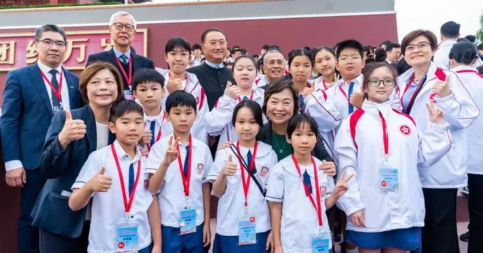 蔡若蓮率「向國旗敬禮」港澳青少年升旗隊代表團 天安門廣場參加升旗儀式