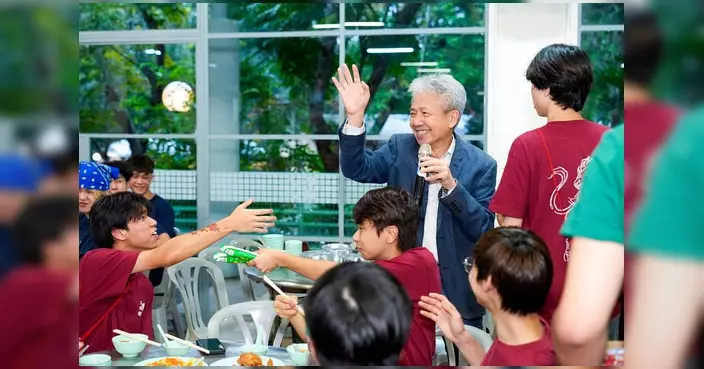 方大校長張仁良教授探訪迎新營 為新生打氣