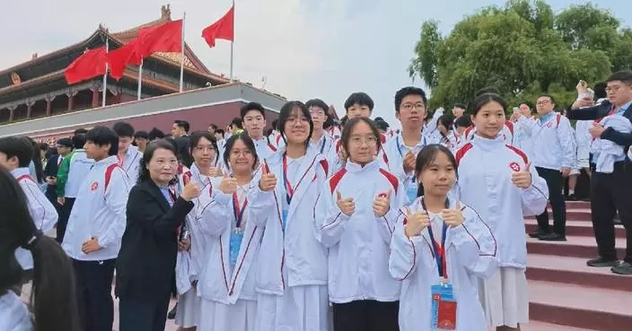 約千名港澳學生北京天安門觀升旗儀式