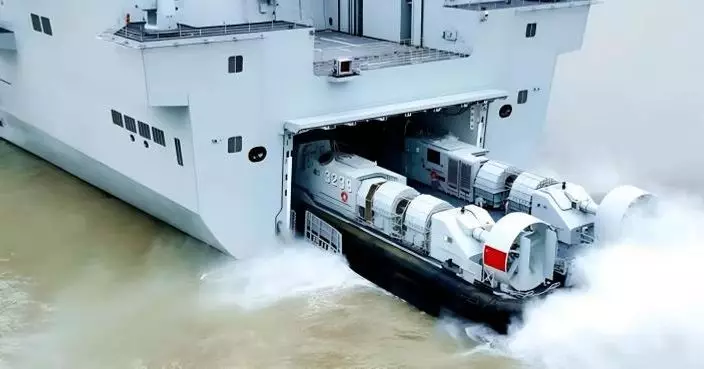 075安徽艦氣墊艇高速衝灘直送裝甲車　直升機同步機降　海空立體投送一氣呵成