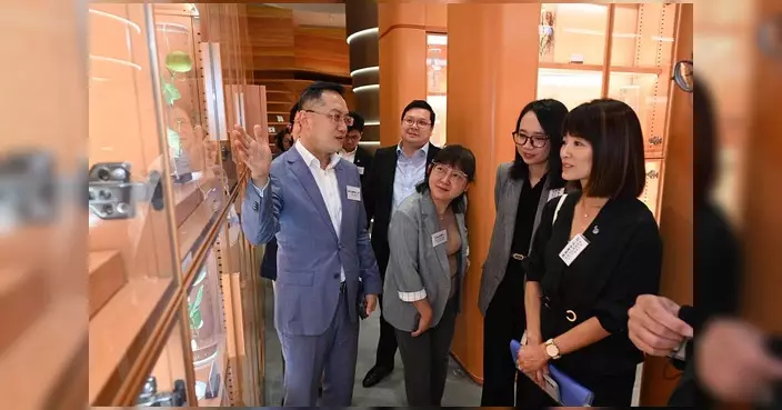 衞生署署長邀南區灣仔區議員參觀政府中藥檢測中心 交流社區推廣公共衞生