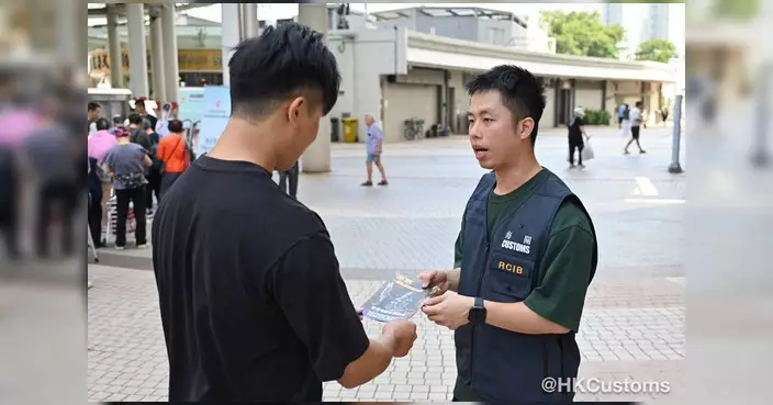 香港海關北區跨部門反私煙宣傳 講解完稅標籤制度