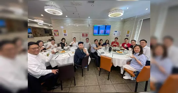 民青團隊國慶與APEC青年代表團飲茶 麥美娟鼓勵把握優惠出行消費