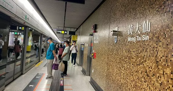 港鐵黃大仙站列車有乘客「尿袋」冒煙 觀塘綫往調景嶺服務一度延誤