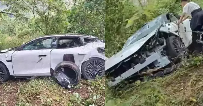 失控墜落近百米懸崖 四川新能源汽車車身嚴重損毀司機竟奇蹟生還僅輕傷