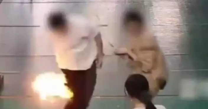 才購入兩個月 湖北男打羽毛球跌倒手機突起火致深二度燒傷