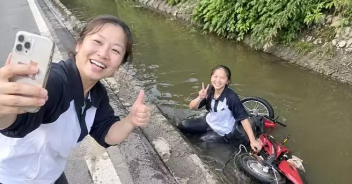 內地女學生騎車連人帶車跌落水溝 母親到場竟先舉手機爆笑拍片