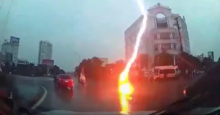 雨天騎電單車突遭雷擊 越南47歲女失控撞路邊 雙手燒傷頭部受重創