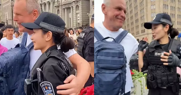 外籍遊客合照欲摟肩 上海女特警微笑提醒「Don't touch me」獲網民激讚