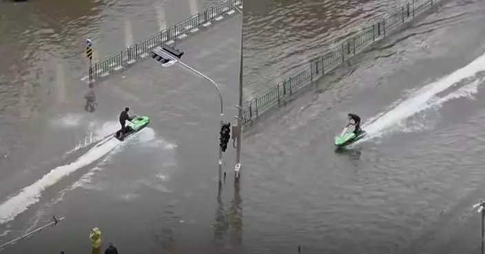 居民誤以為救援 曼谷水浸街道有人駕水上電單車拍片引網民怒轟：拿苦難換流量