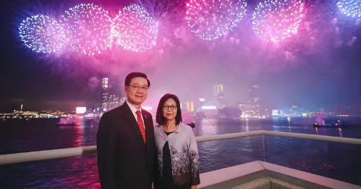 李家超：國慶煙花每幕都盛載對家國深情厚意 令人目不暇給