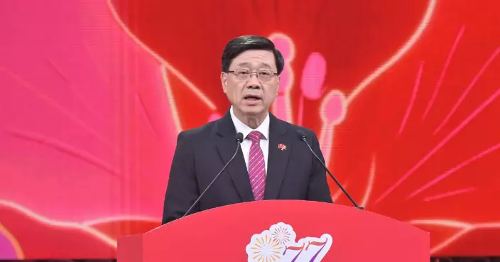 出席國慶文藝晚會 李家超﹕香港首份五年規劃對接國家戰略鞏固提升既有優勢