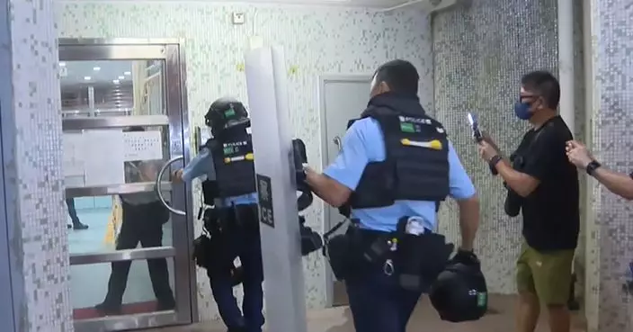 鑽石山持刀女子曾多次揮劈港鐵櫃枱　警追至慈正邨正暉樓擬破門調查