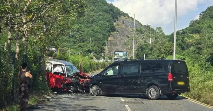 東涌翔東路三車相撞　的士司機一度被困
