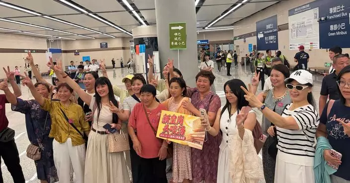 新皇崗口岸開通旅行團搶飲「頭啖湯」 團友興奮打卡表現雀躍