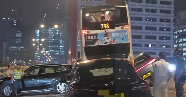 觀塘繞道三車相撞巴士夾中間3人受傷 乘客滯留橋上