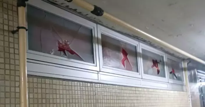 元朗朗屏邨多個單位遭淋油扑玻璃收數案 警拘4名男子