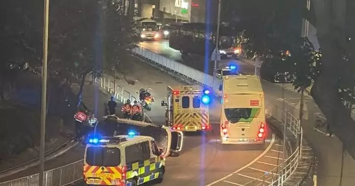 馬鞍山私家車轉彎失控翻側 車上兩男女輕傷送院