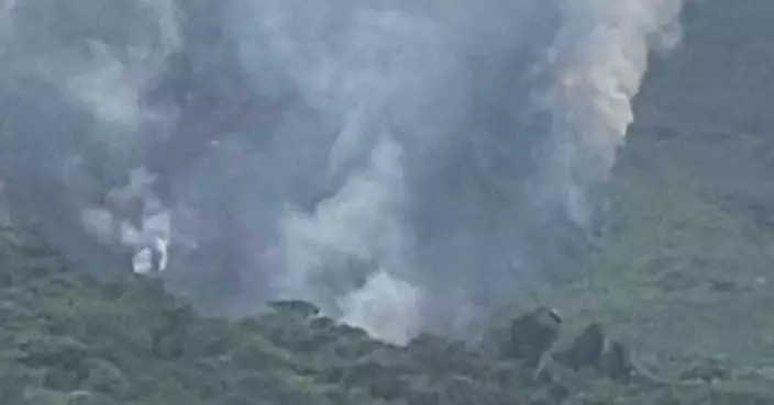 屯門菠蘿山山坡起火 飛行服務隊投擲水彈撲救