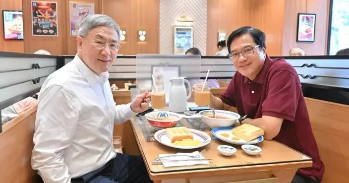 卓永興與黃偉綸灣仔嘆7折早餐 籲市民把握國慶優惠外出用餐