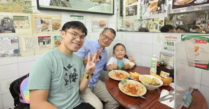 陳茂波老字號茶餐廳食早餐 與市民遊客交流分享國慶喜悅