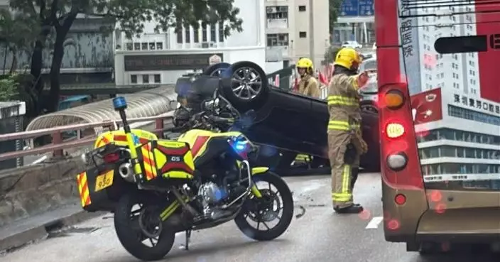 龍翔道近彩虹邨私家車失事 女司機一度被困